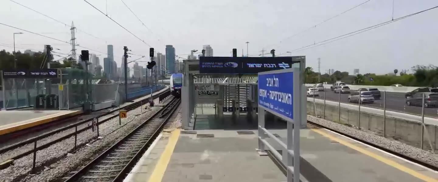 שילוט דיגיטלי בתחנת רכבת