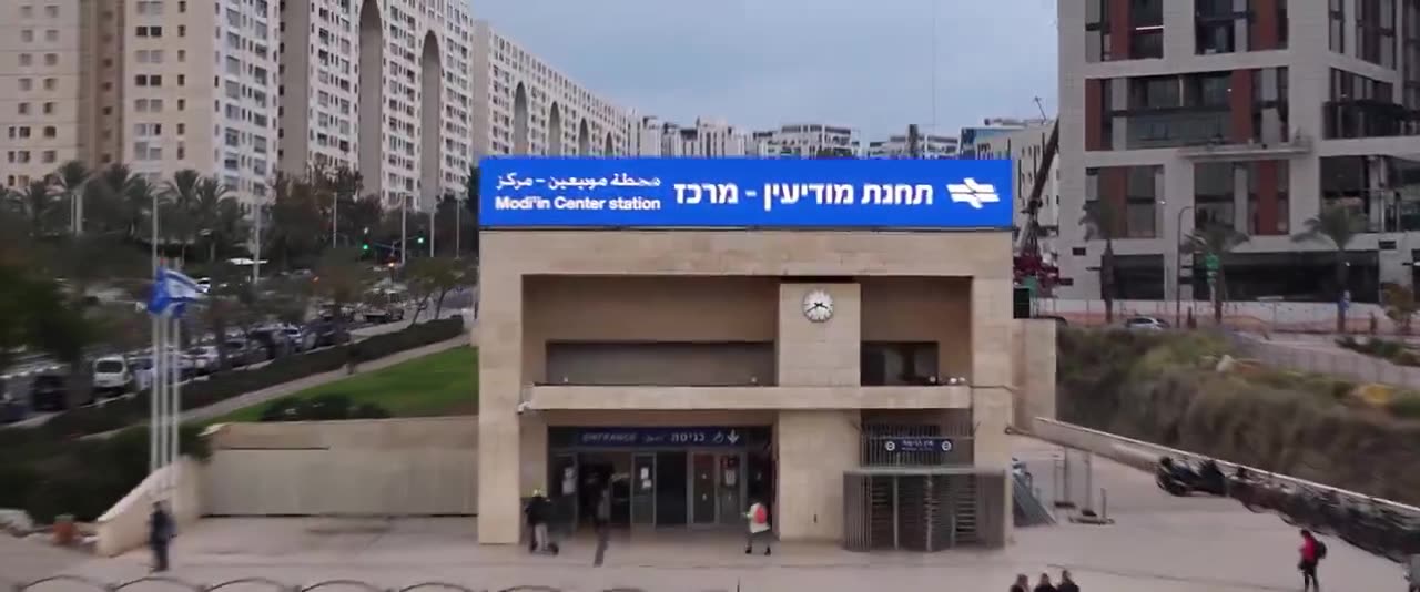מסכי מידע ושילוט בתחנת רכבת